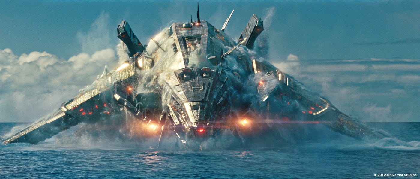 Cena de batalha naval de Battleship: A Batalha dos Mares, com navios de guerra e explosões.