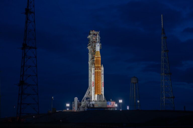 Resumo da Ciência: Foguete Lunar na Plataforma, Retorno da Crew-11 e Descobertas no Universo
