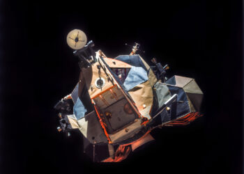 Apollo 17: o módulo lunar Challenger em órbita da Lua (foto reprocessada)