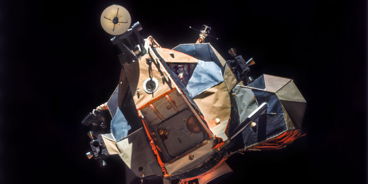 Apollo 17: o módulo lunar Challenger em órbita da Lua (foto reprocessada)