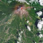 Erupção do vulcão Mayon em 2026: imagem da NASA mostra lava, fluxos piroclásticos e calor no cone